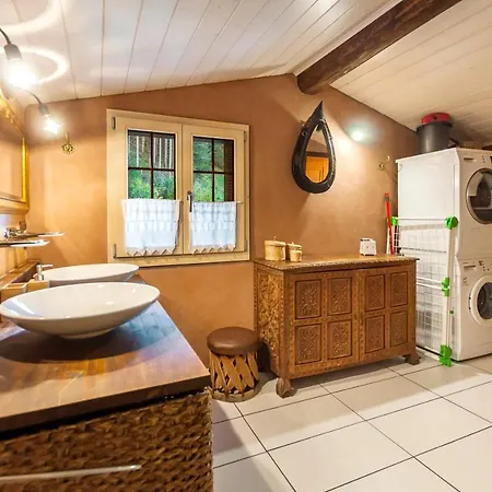 Charming Little For 6 People & Free Lockers *